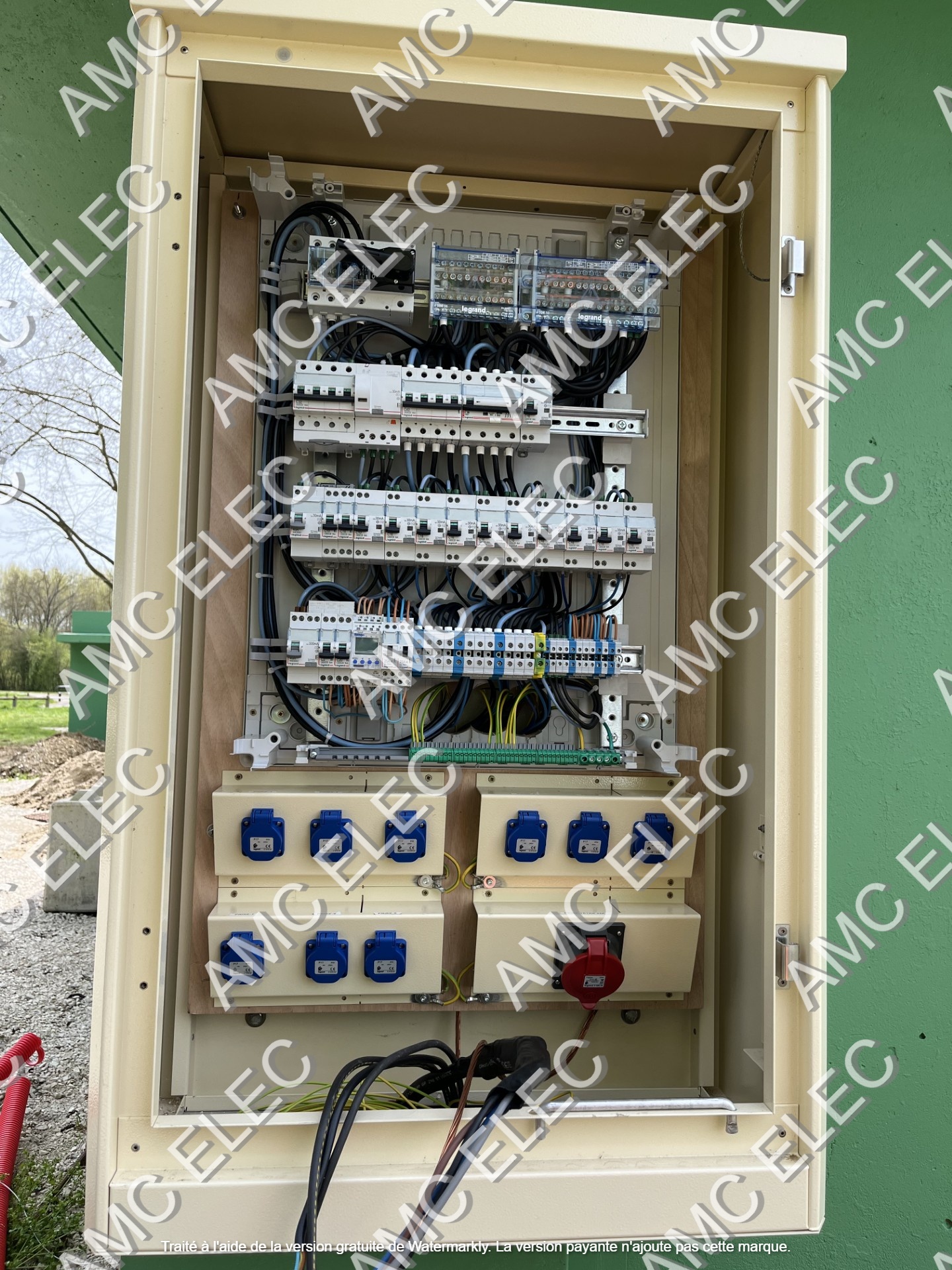 Installation de coffrets extérieur sur le domaine public