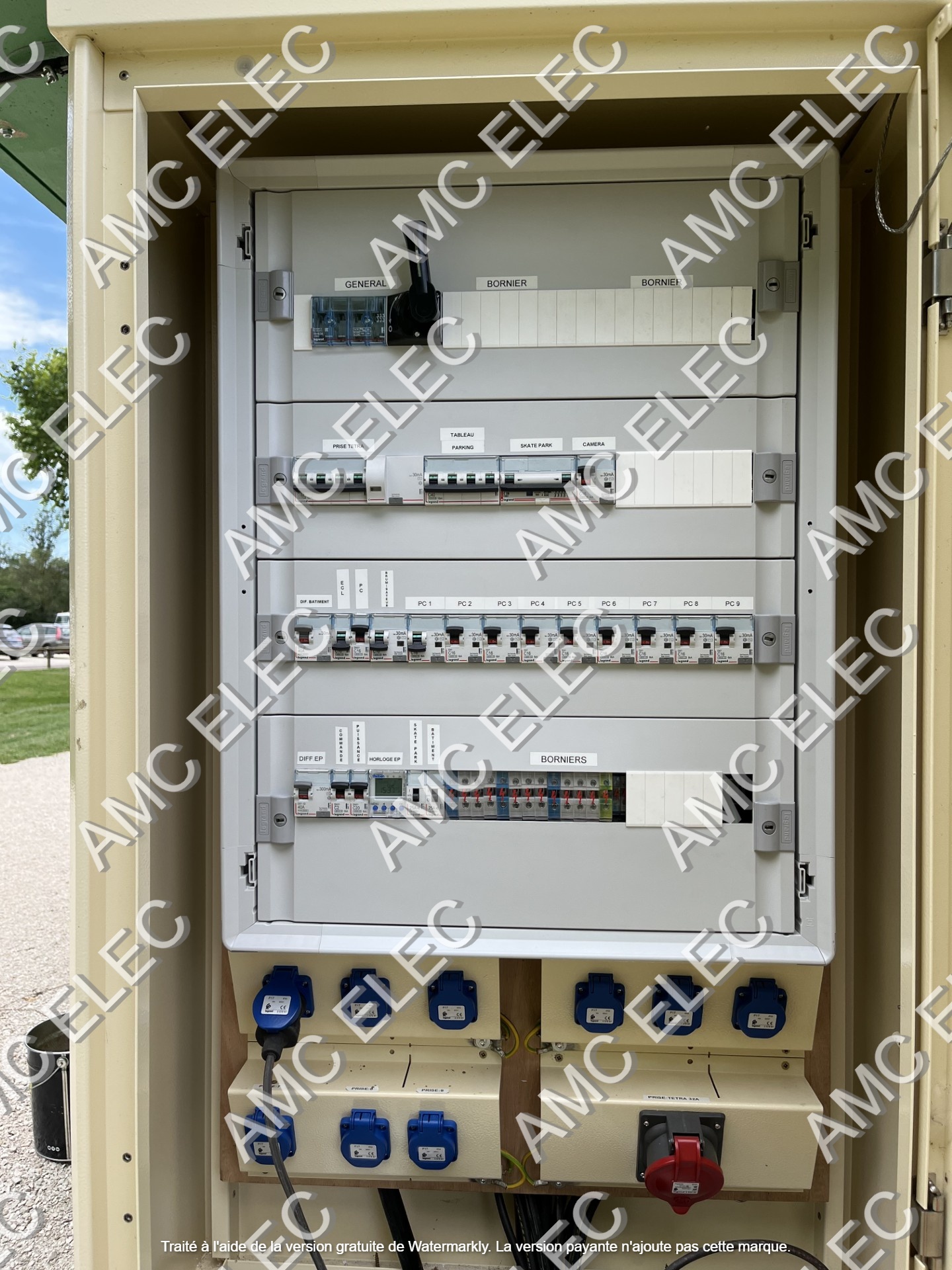 Installation de coffrets extérieur sur le domaine public