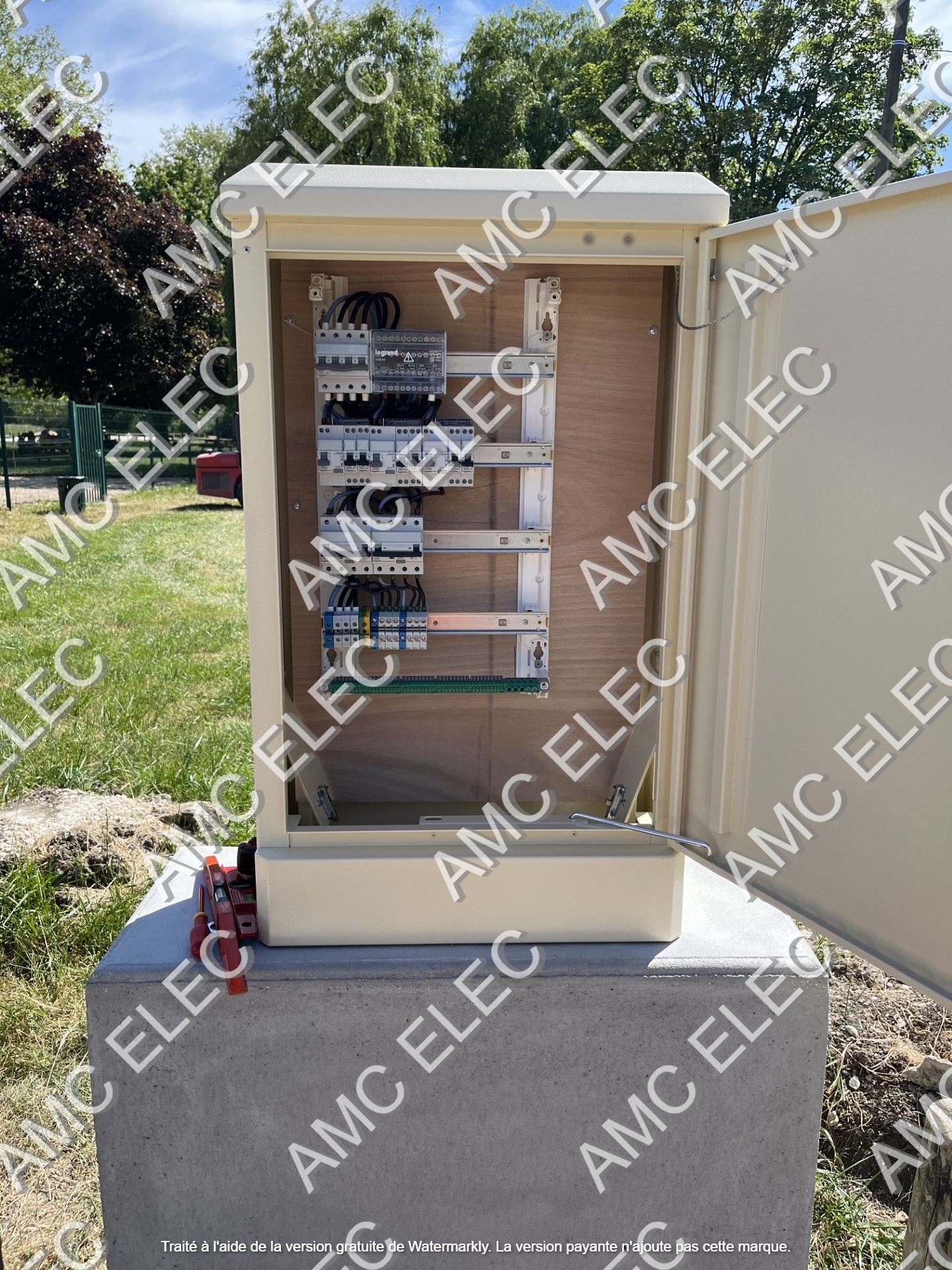 Installation de coffrets extérieur sur le domaine public