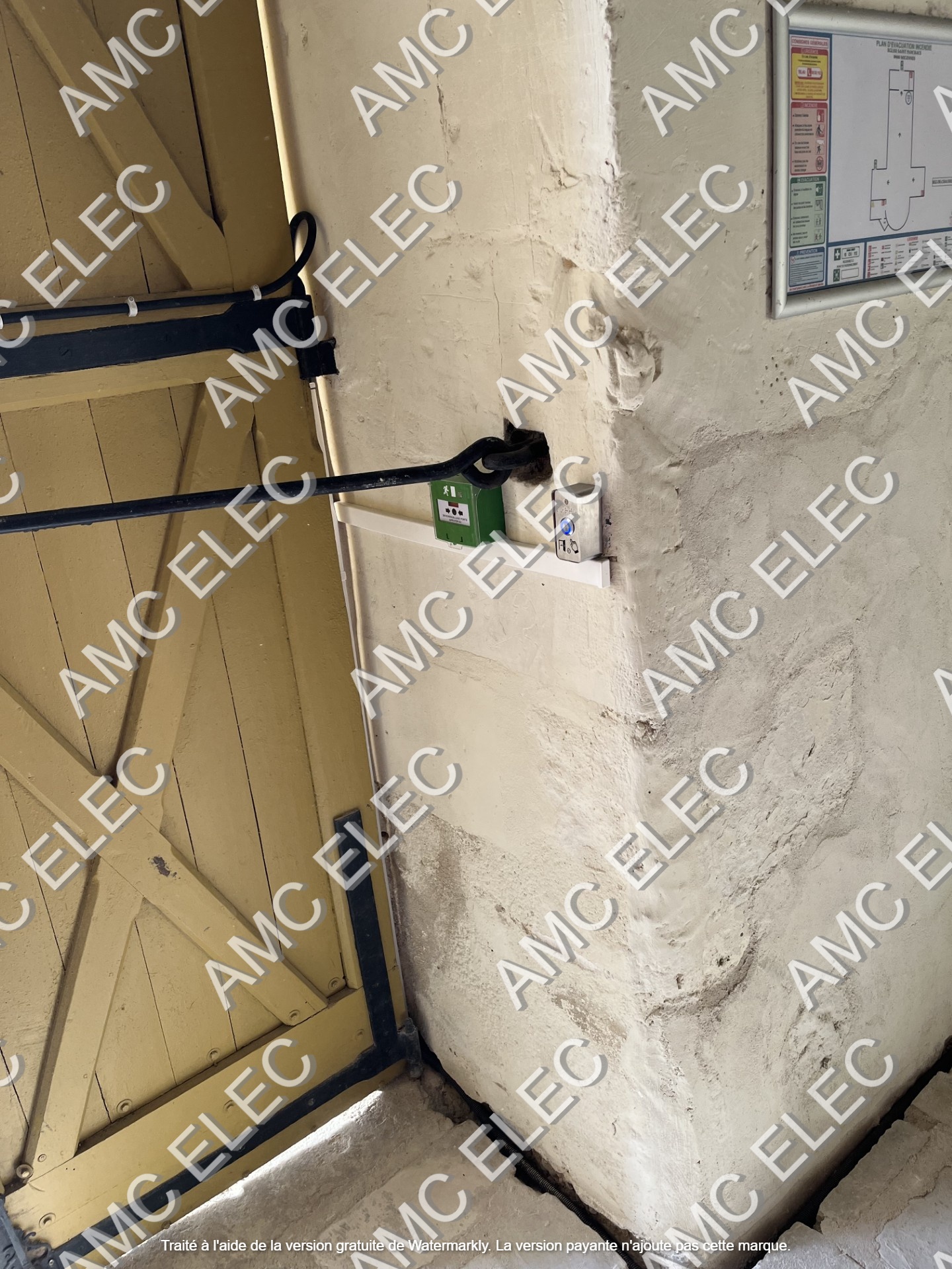 Installation de contrôle d'accès avec lecteur de badge, gache, etc