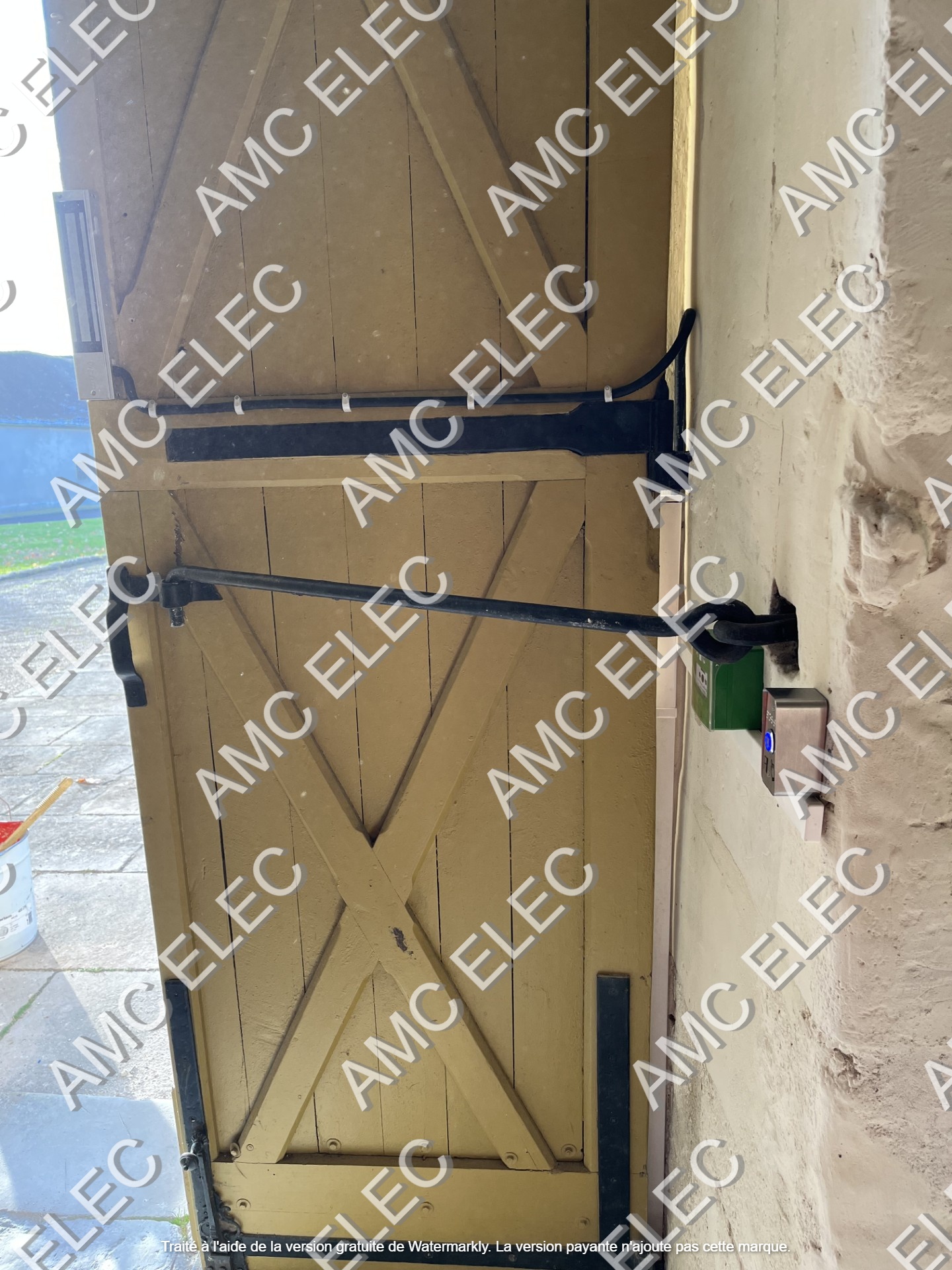 Installation de contrôle d'accès avec lecteur de badge, gache, etc